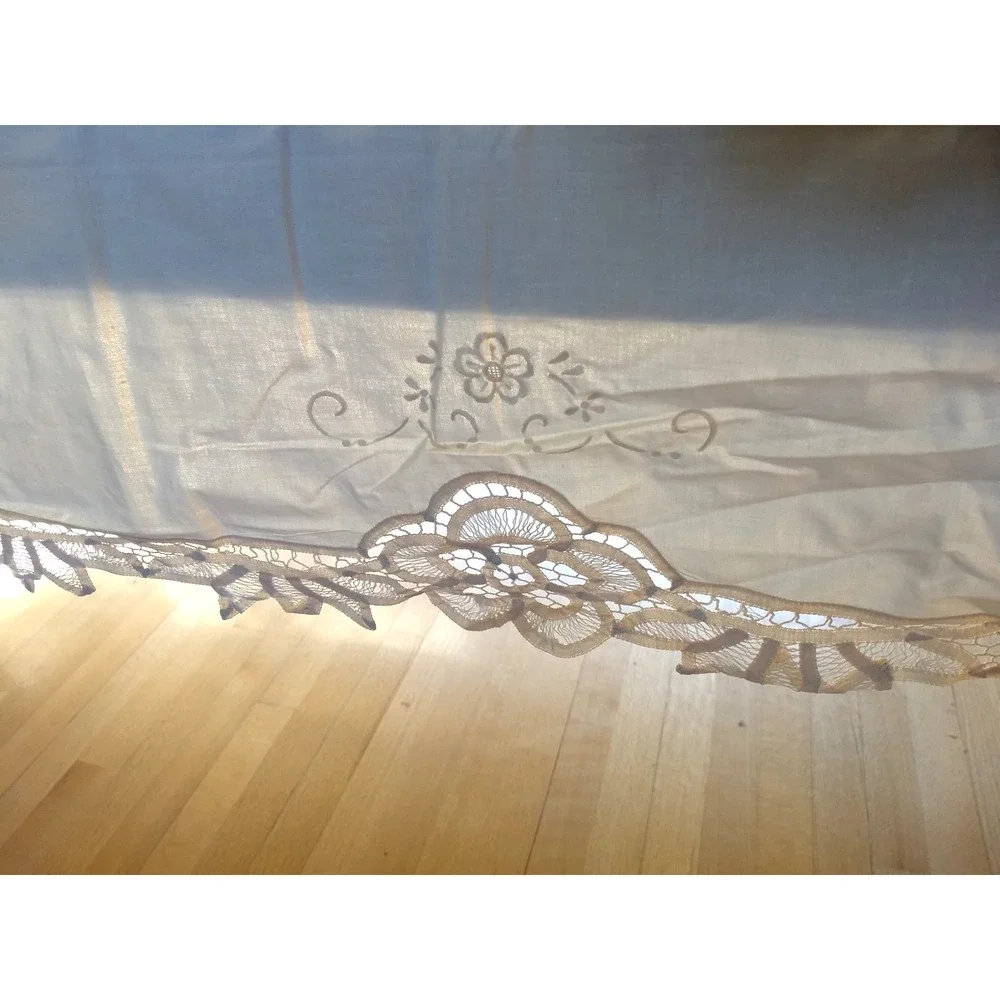 Vintage Madeira Lace Tablecloth 128